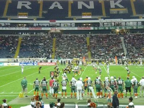 Bild: GL Verleih Arbeitsbühnen aus dem Rhein Main Gebiet zeigt Präsenz beim German Bowl XXXI in Frankfurt
