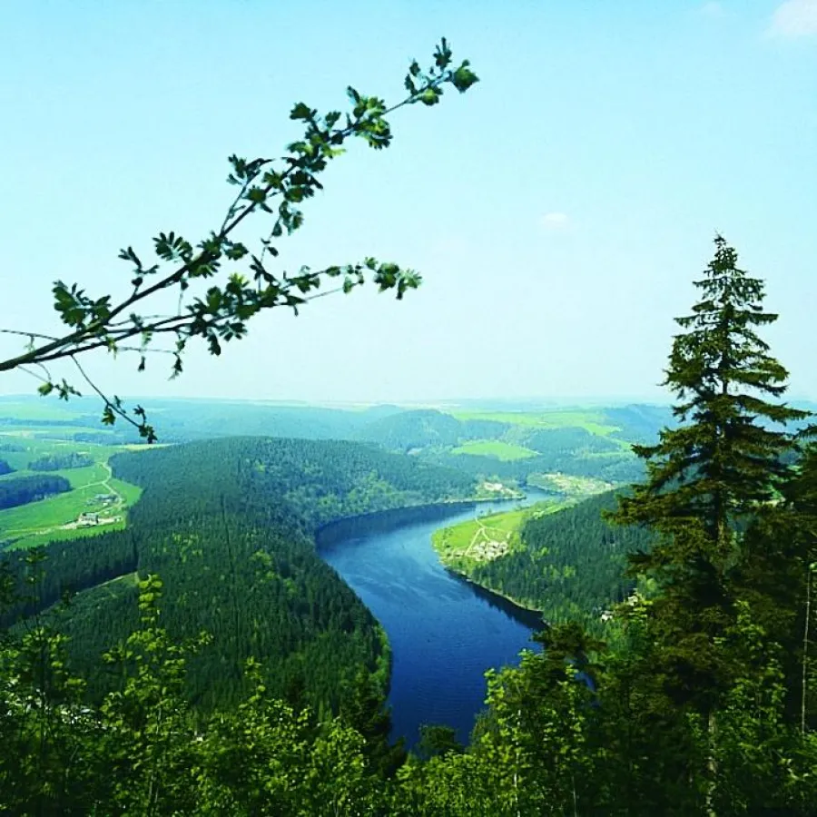 Idyllischer Stauseelandschaft Hohenwarte - drittgrößter Stausee Deutschlands