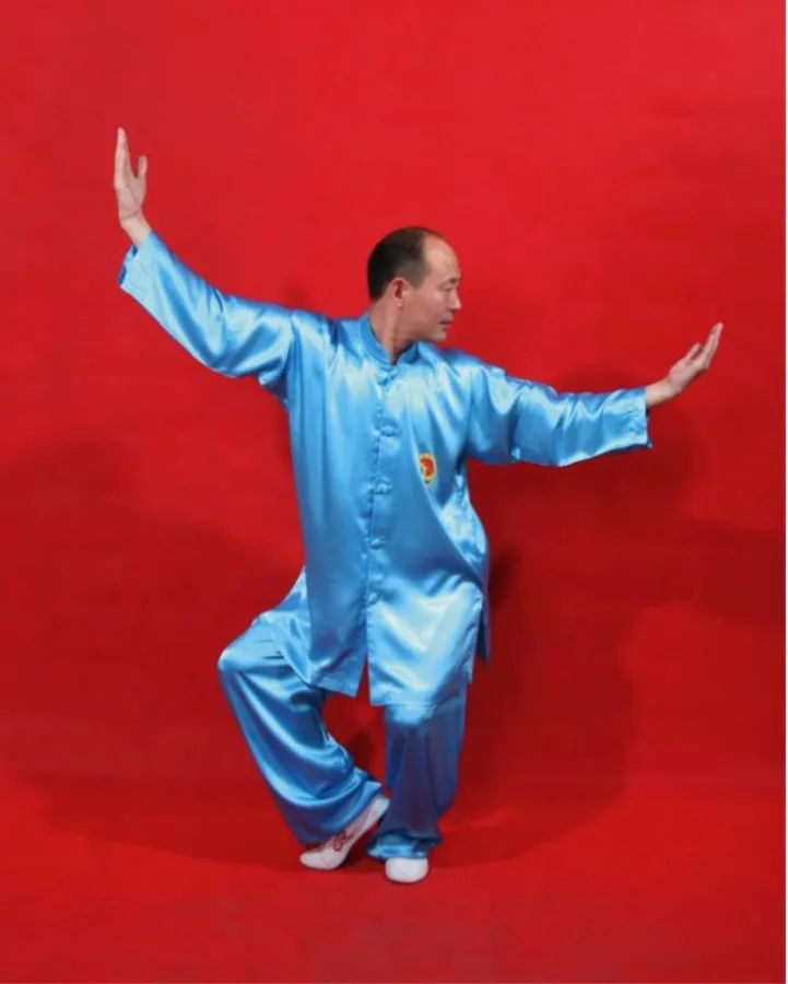 QiGong Meister Lei Bin zeigt eine Form aus 