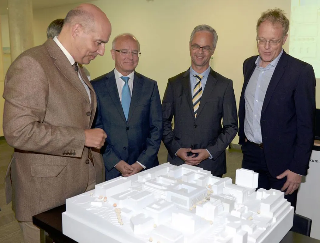 Bei der Präsentation des Modells der Kinderklinik