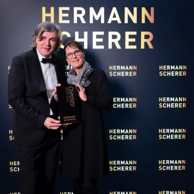 Bild: Ein neuer Weltrekord! Der hochdatierte Excellence Award des 3. Speaker Slam in Wiesbaden geht in die Schweiz.