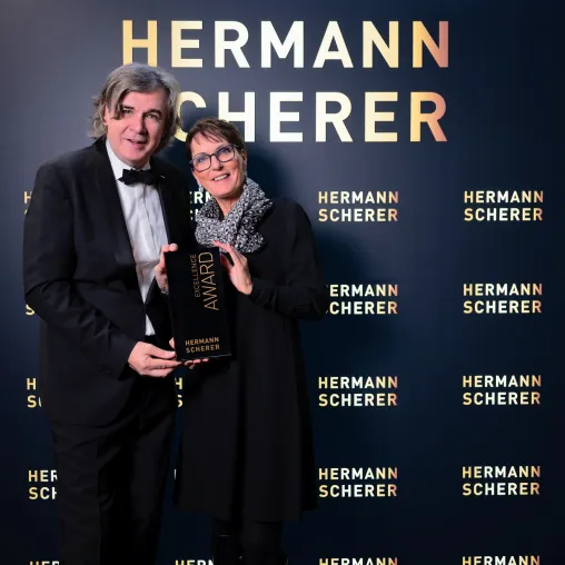Bild: Ein neuer Weltrekord! Der hochdatierte Excellence Award des 3. Speaker Slam in Wiesbaden geht in die Schweiz.