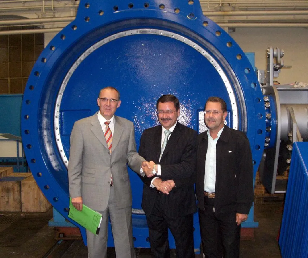 Das Bild zeigt den Bürgermeister von Ankara Melih Gökcek zusammen mit dem Leiter des Customer Service Centers der VAG, Hans-Günter Hieronimus und dem für die Türkei zuständigen regionalen Exportleiter