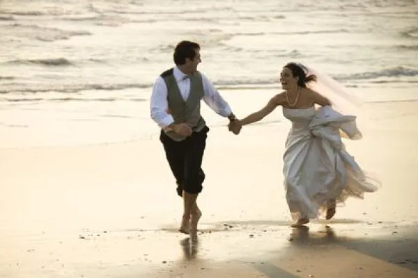 Bild: Mit dem Hochzeitstisch in die Flitterwochen…