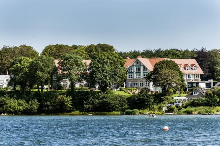 Bild: Fröhliches Feuer-Fest am Flensburg Fjord: St. Hans im Alten Meierhof
