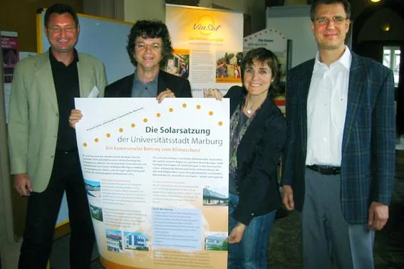 Bild: Marburger Bürgermeister Franz Kahle erhält Solarsatzung als Schautafel für einen Sonnen-Lehrpfad
