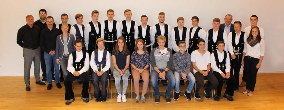 Das Bild zeigt die 18 neuen Auszubildenden vom Ökohaus-Pionier Baufritz und deren Ausbilder