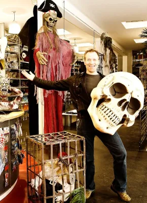 Bild: Die Geisterjäger von Köln - Das rheinische Spezialgeschäft JOT JELUNGE dekoriert bundesweit zu Halloween