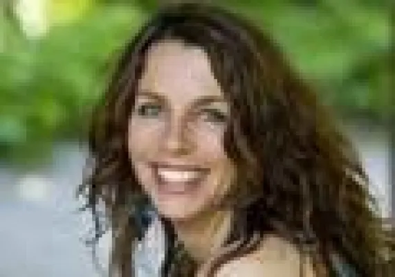 Bild: Prana Flow – Energetic Vinyasa Workshop mit Christine May am 3. & 4. November im AIRYOGA München