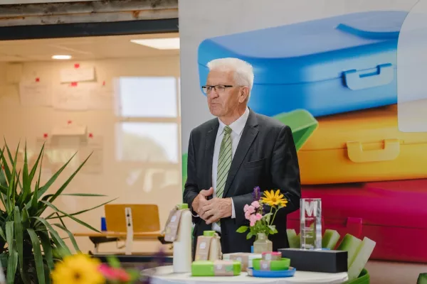 Bild: ZU(sammen)KUNFT: Ministerpräsident Kretschmann auf Sommertour zu Besuch bei ajaa! in Filderstadt