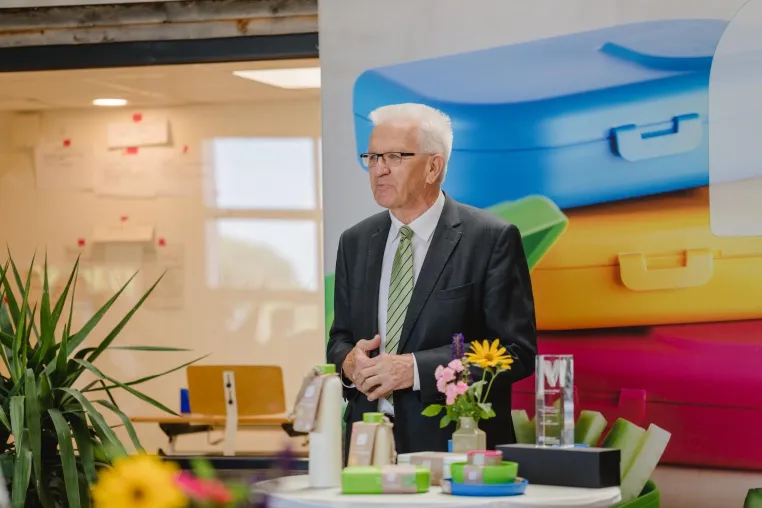 Bild: ZU(sammen)KUNFT: Ministerpräsident Kretschmann auf Sommertour zu Besuch bei ajaa! in Filderstadt