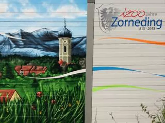 Bild: Kreative Fassadengestaltung im Auftrag der Gemeinde Zorneding