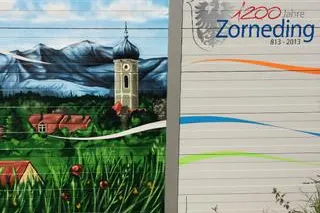 Bild: Kreative Fassadengestaltung im Auftrag der Gemeinde Zorneding
