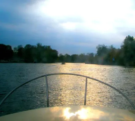 Bild: Afterwork-Partys in Berlin. Kontrastreicher sucht man vergebens