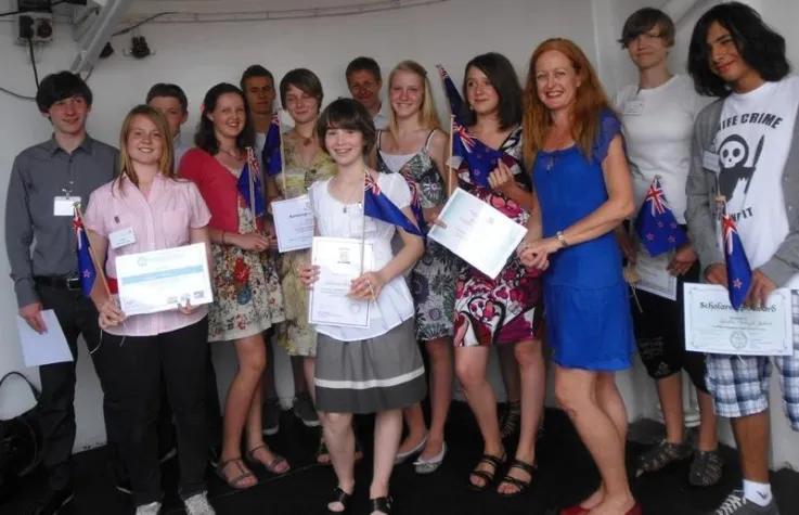 Bild: Neuseeländische Generalkonsulin übergibt in Hamburg 15 Stipendien für Schulaufenthalte