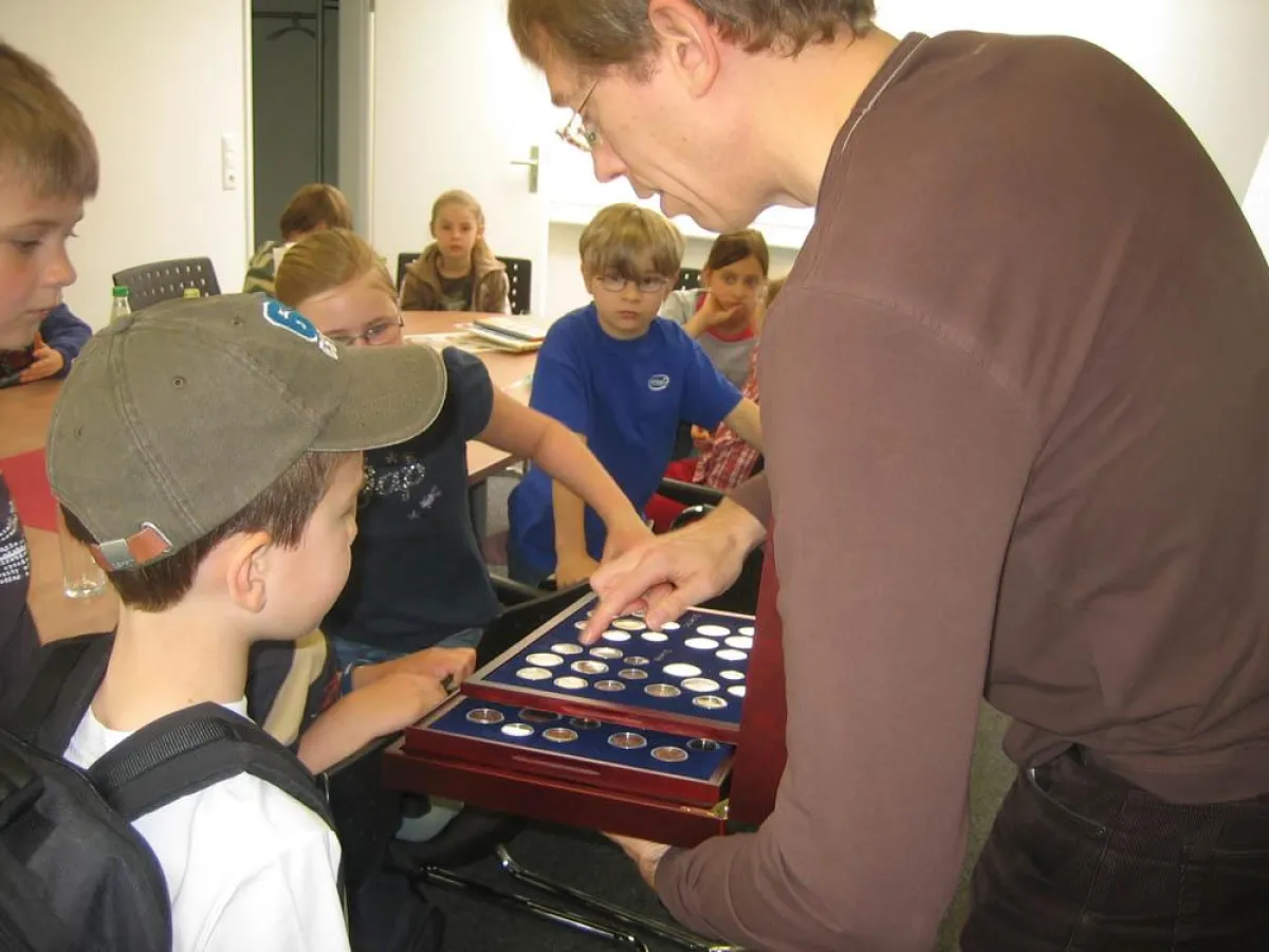 Bereits 2009 konnten Kinder der AWO Junioruniversität das große Münzlager und einzelne Sammelstücke von Ulf Mietens betrachten.