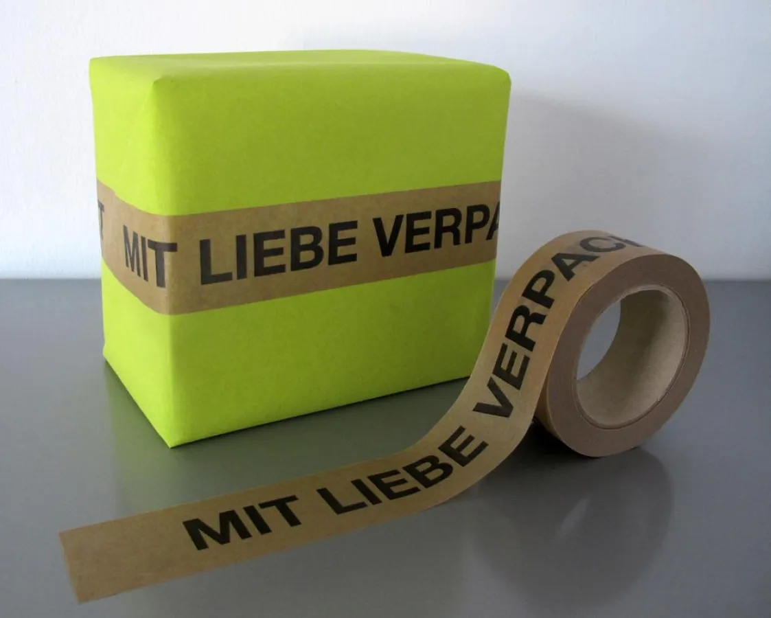 'Mit Liebe verpackt' - das Papier-Klebeband verleiht jedem Geschenk eine ehrliche, emotionale Note