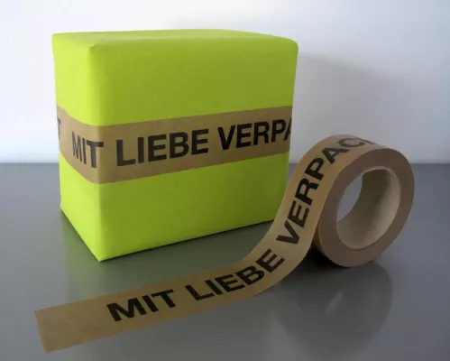 Bild: Mit Liebe verpackt: Puristisches Paketklebeband mit emotionaler Botschaft