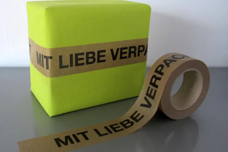 Mit Liebe verpackt: Puristisches Paketklebeband mit emotionaler Botschaft Bild: Mit Liebe verpackt: Puristisches Paketklebeband mit emotionaler Botschaft