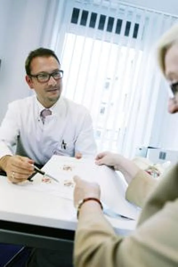 Dr. André Motamedi, Chefarzt der Frauenklinik am BKB freut sich über den Erfolg des Beckenbodenzentr