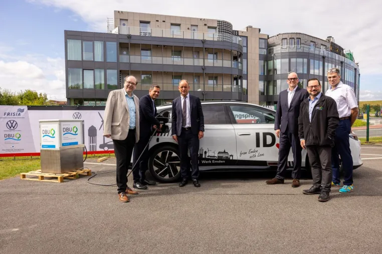 Bild: Parkende E-Autos laden die Norderney-Fähre