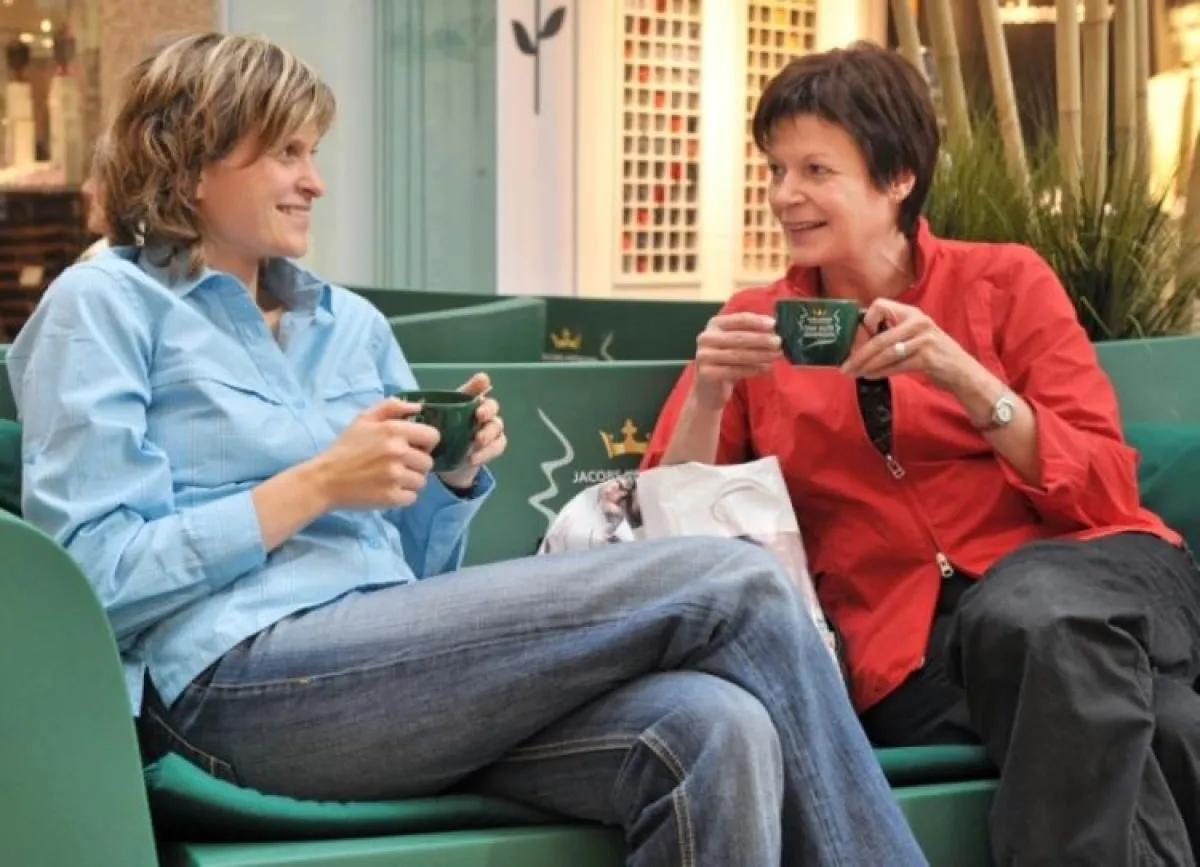 Jacobs Krönung lädt zu Kaffee und guten Gesprächen ein: Neun Gespräch-Sofas im Allee-Center in Leipzig