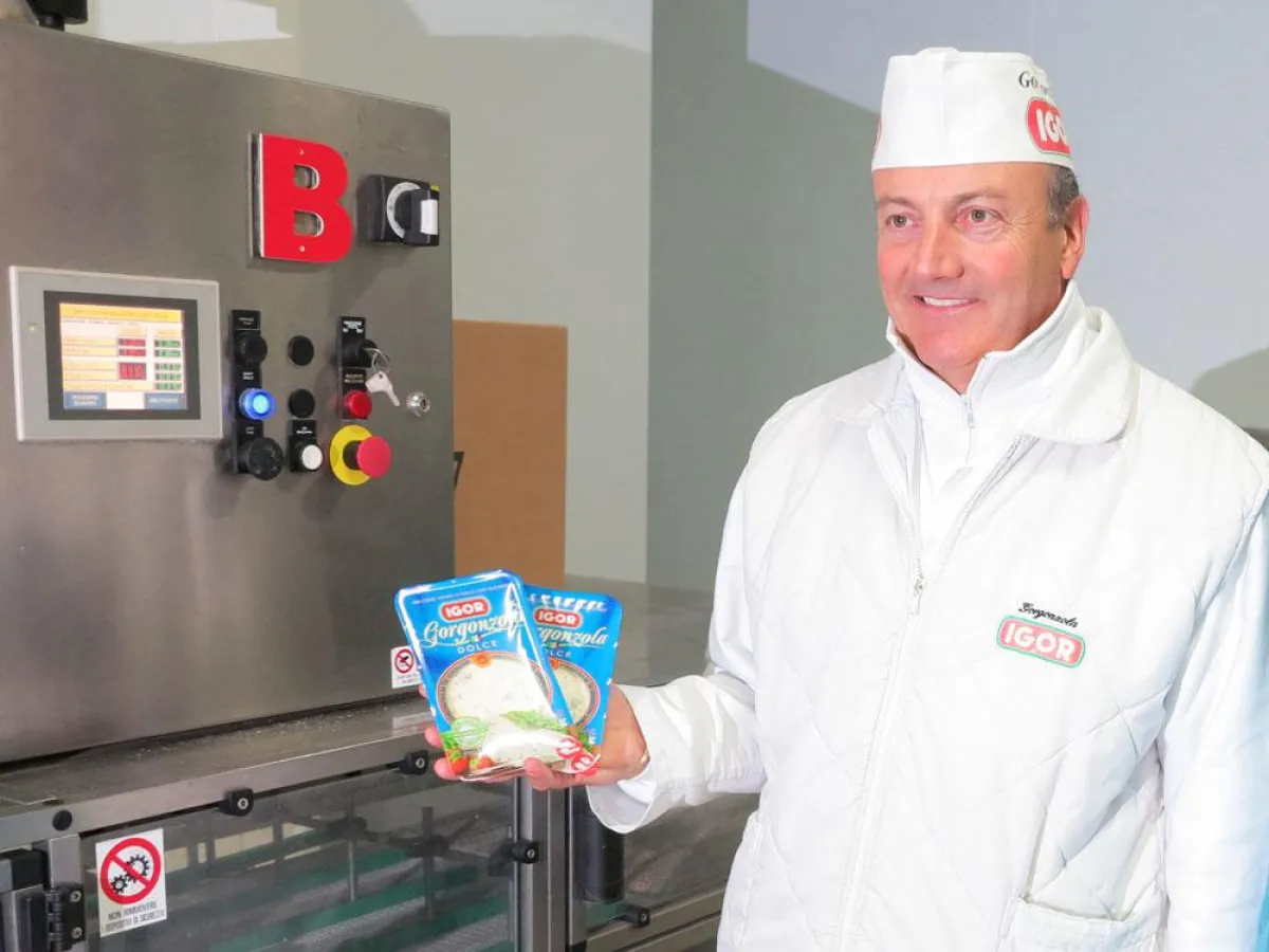 Maurizio Leonardi mit frisch verpacktem Gorgonzola