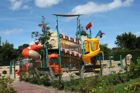 Bild: Bungalowpark Tulp een Zee: Eröffnung eines neuen Spielplatzes auf dem Gelände der Ferienanlage