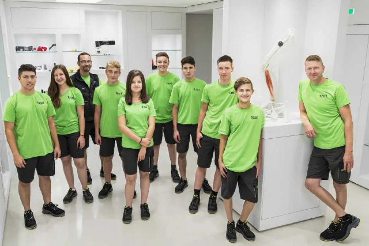 Die acht neuen Lehrlinge des Dornbirner High-Tech-Unternehmens 1zu1. © Todorovic