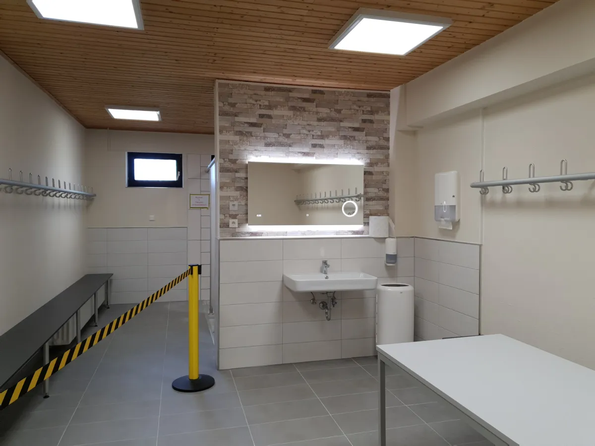 Umkleiden und Duschen im Herrenbereich (© Tennisclub Neuss-Weckhoven e.V.)