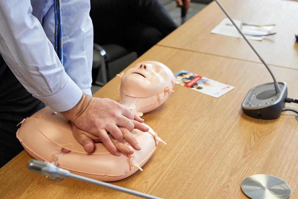 An einer solchen Reanimationspuppe lernen die Schüler wie man eine Herzdruckmassage macht. Foto: UKR