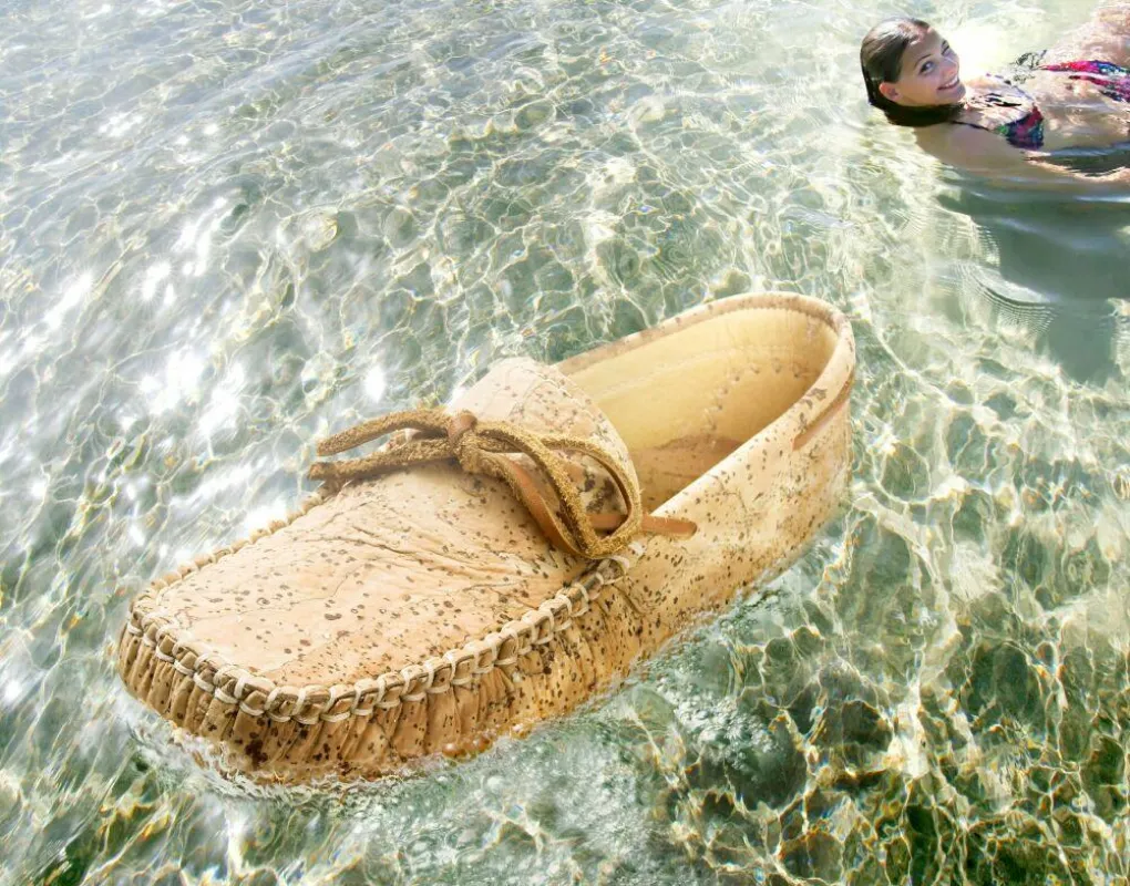Die Natcos werden in Handarbeit aus Kork gefertigt und sind so leicht, dass sie sogar schwimmen