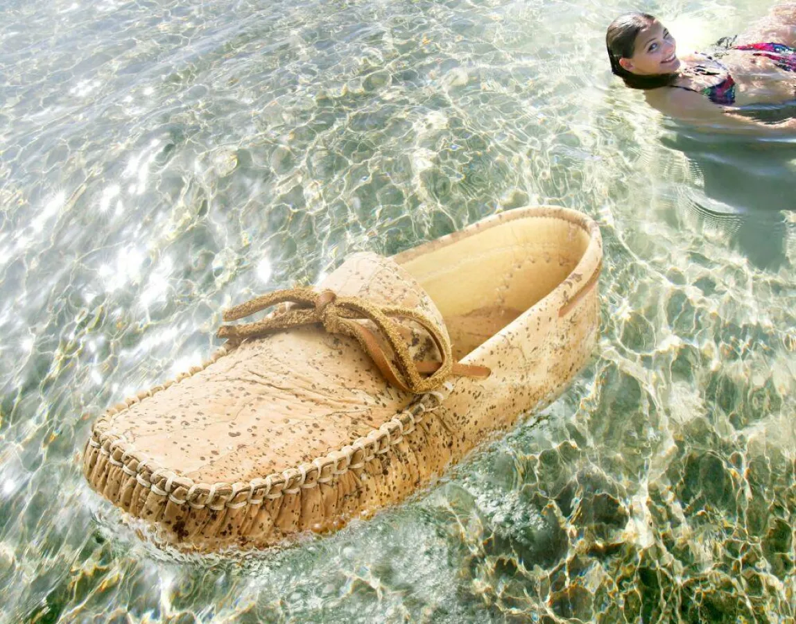 Die Natcos werden in Handarbeit aus Kork gefertigt und sind so leicht, dass sie sogar schwimmen
