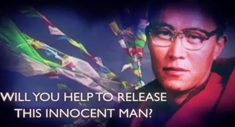 Bild: Der bekannte tibetische Geistliche Tenzin Delek Rinpoche von seinen Schwestern im Gefängnis besucht