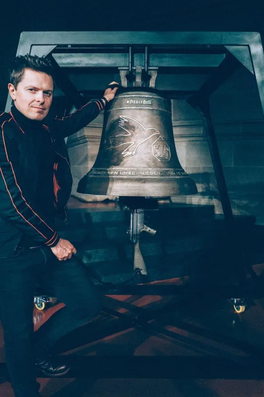 Michael Patrick Kelly mit der Peacebell No.2