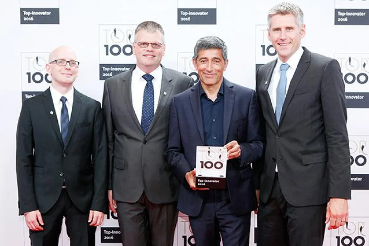 Von links: Moritz Goeb, Johannes Reichel, Ranga Yogeshwar und Claus Bogner bei der Preisverleihung.