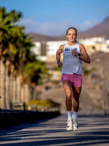 Jana Uderstadt wird ab 1. August 2025 von Sportbrennstoff als Profi-Triathletin gesponsert Bild: Jana Uderstadt wird ab 1. August 2025 von Sportbrennstoff als Profi-Triathletin gesponsert