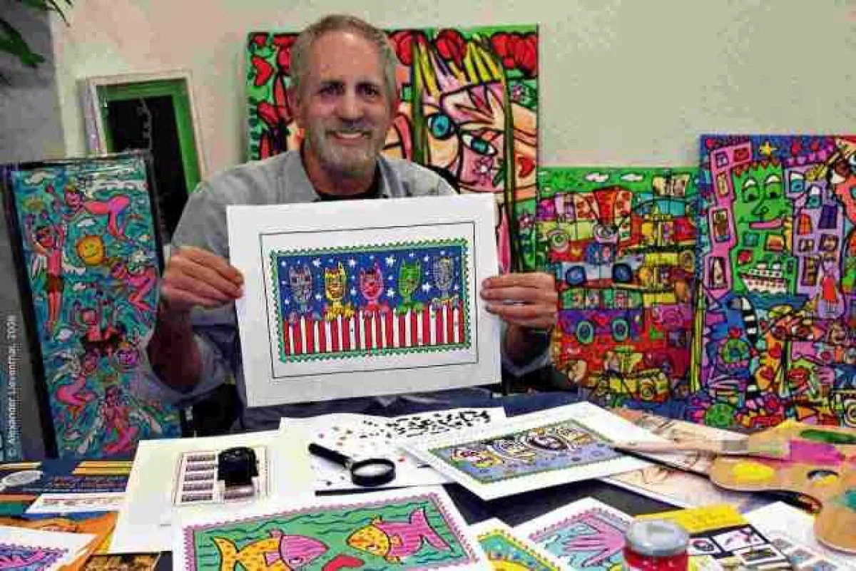 James Riizi mit den neuen Briefmarken