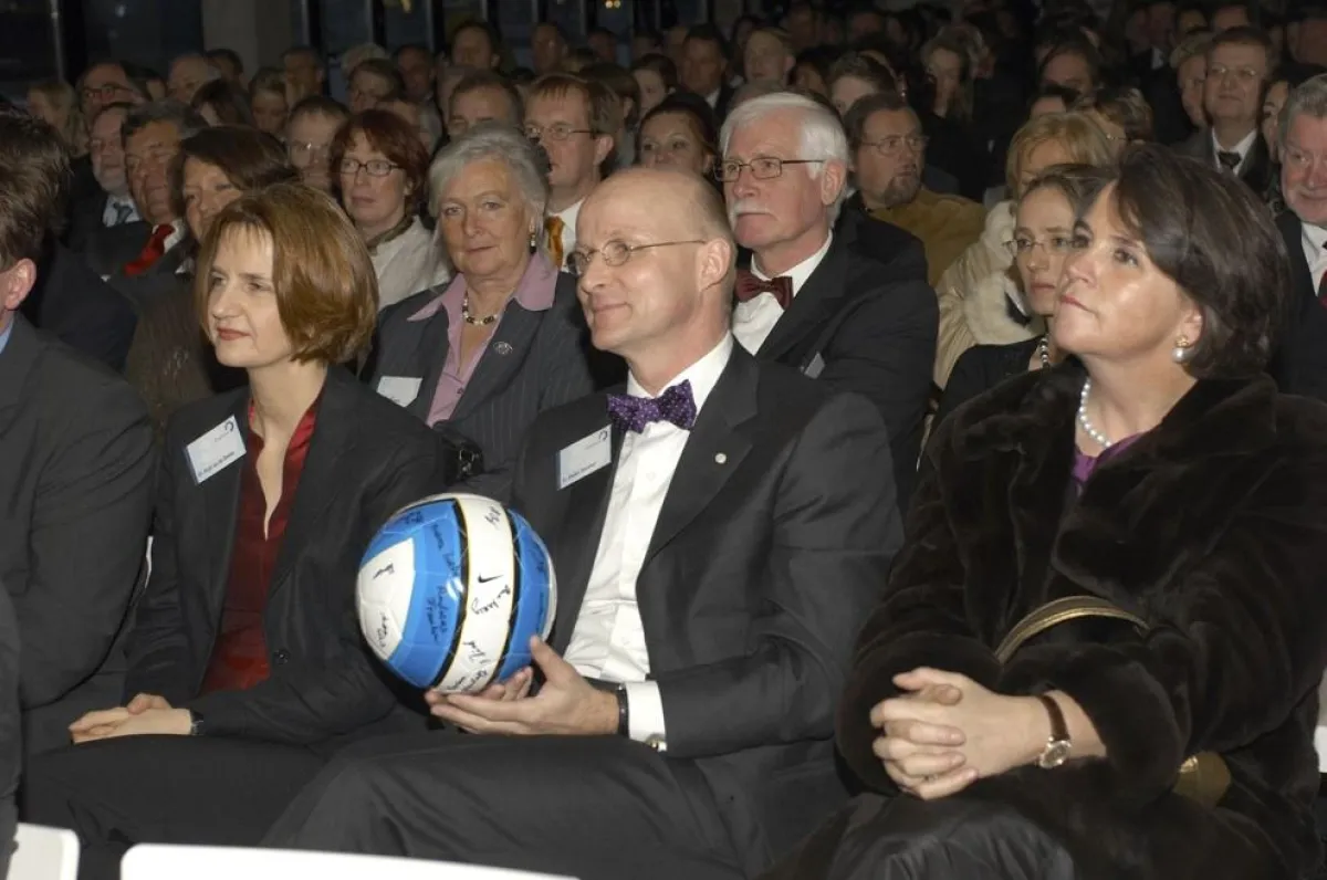 Mehr als 350 Gäste feierten das 20-jährige Bestehen der Diapharm und den 50. Geburtstag von Firmengründer Dr. Stefan Sandner (2. v. l.).