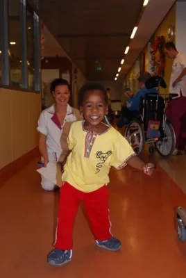 Emilia - angolanisches Mädchen mit Schnürringsyndrom kostenfrei in der Oberlinklinik in Potsdam behandelt Bild: Emilia - angolanisches Mädchen mit Schnürringsyndrom kostenfrei in der Oberlinklinik in Potsdam behandelt