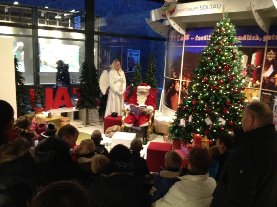 Weihnachtsmann im Designer Outlet Soltau erfüllte Kinderwünsche