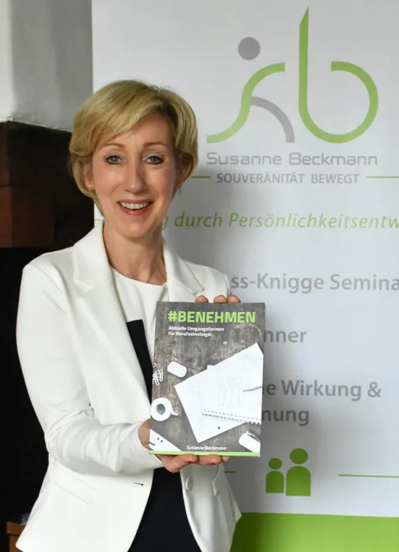 Knigge-Trainerin Susanne Beckmann präsentiert ihr Buch #Benehmen