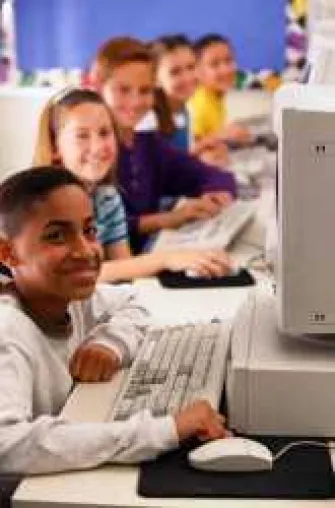 Bild: Schülerinnen und Schüler an Grundschulen lernen 10-Finger Schreiben mit dem TypingMaster