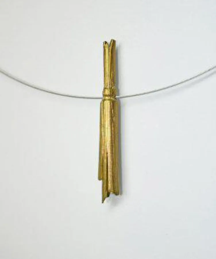 Bettina Schön: Stroh zu Gold oder der Traum von der Alchemie (Collier 750er Gold, Edelstahlseil)