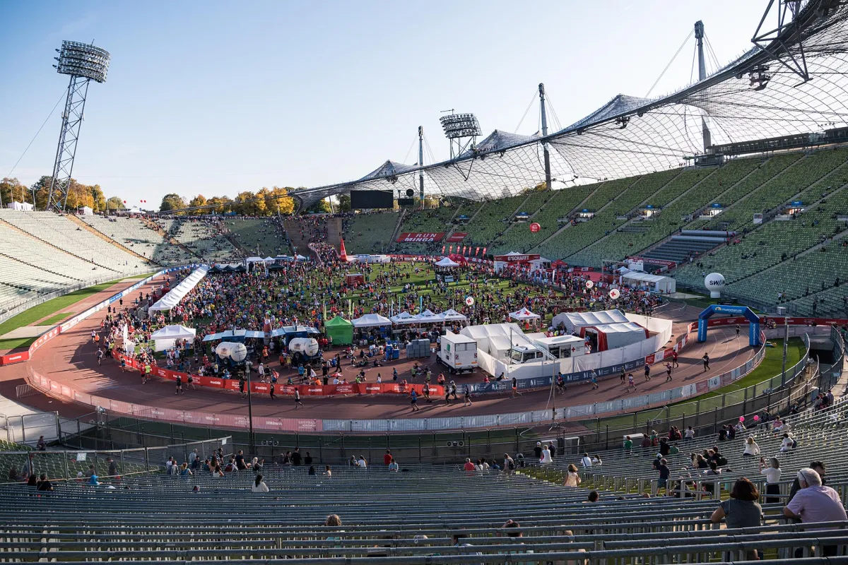 Start- und Zielbereich im Olympiastadion München (© MÜNCHEN MARATHON GmbH)