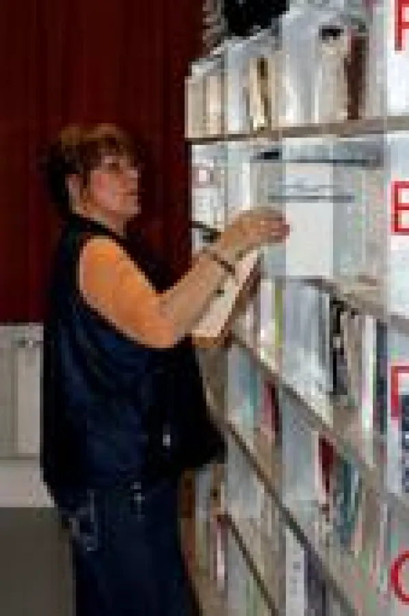 Mitarbeiterin in der Logistik im neuen Geschäftsbereich „schuetzen-und-pflegen.de“