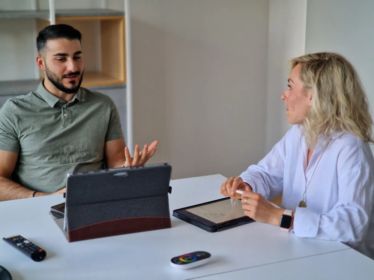 Cenk K. & Julia S. von Fit2ScaleUp bei der Konzeption neuer Schulungs-Angebote für EASYFITNESS (© Digital2Face)