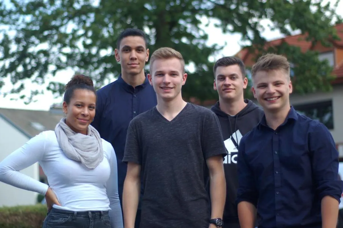 Die fünf Neuen haben gut lachen. Ihre Chance ist groß, nach der Ausbildung übernommen zu werden.