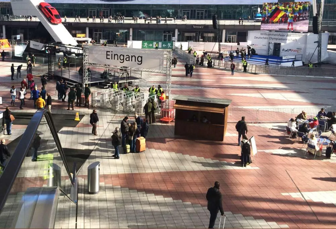eps liefert Absperrungen und Schleusen für den Empfang der Olympioniken am Flughafen München