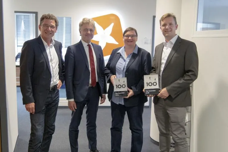 Glückwünsche zum TOP 100-Innovationspreis: Dr. Frank Mentrup zu Gast bei STARFACE Bild: Glückwünsche zum TOP 100-Innovationspreis: Dr. Frank Mentrup zu Gast bei STARFACE